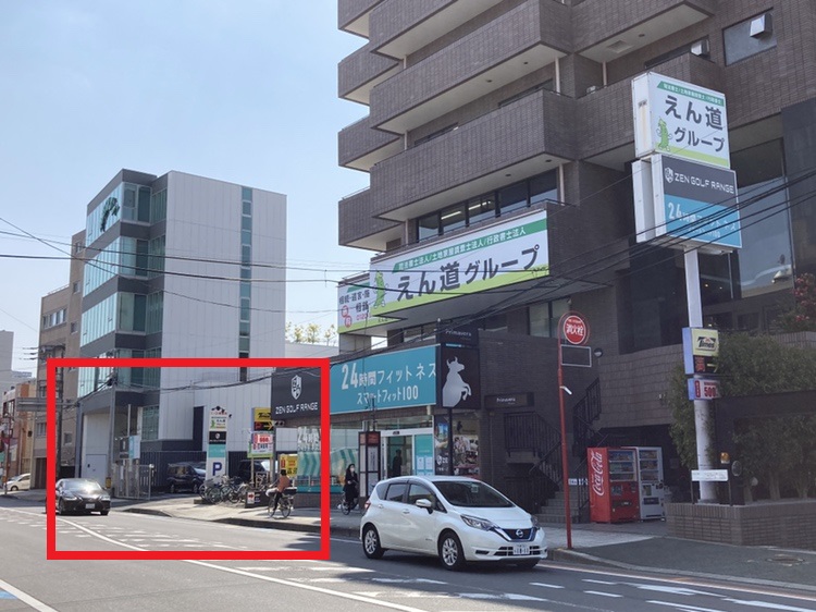 駐車場入り口:上尾方面からお越しの場合、右折でお入りいただけます